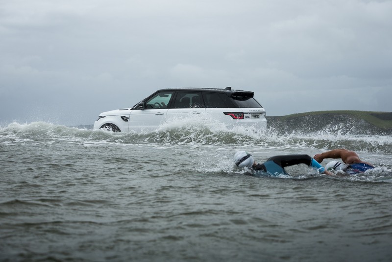 Xem Range Rover Sport 2018 “vuot bien” cung VDV boi-Hinh-3